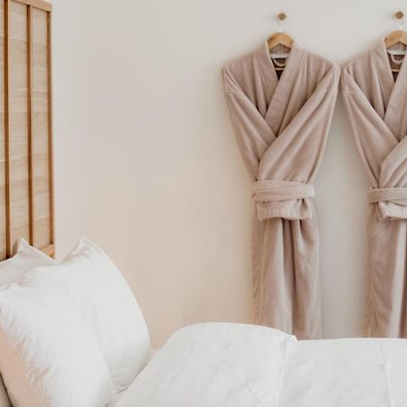The Oak & Anchor Hotel พอร์ตแฟรี ภายนอก รูปภาพ Two bathrobes hanging on a wall