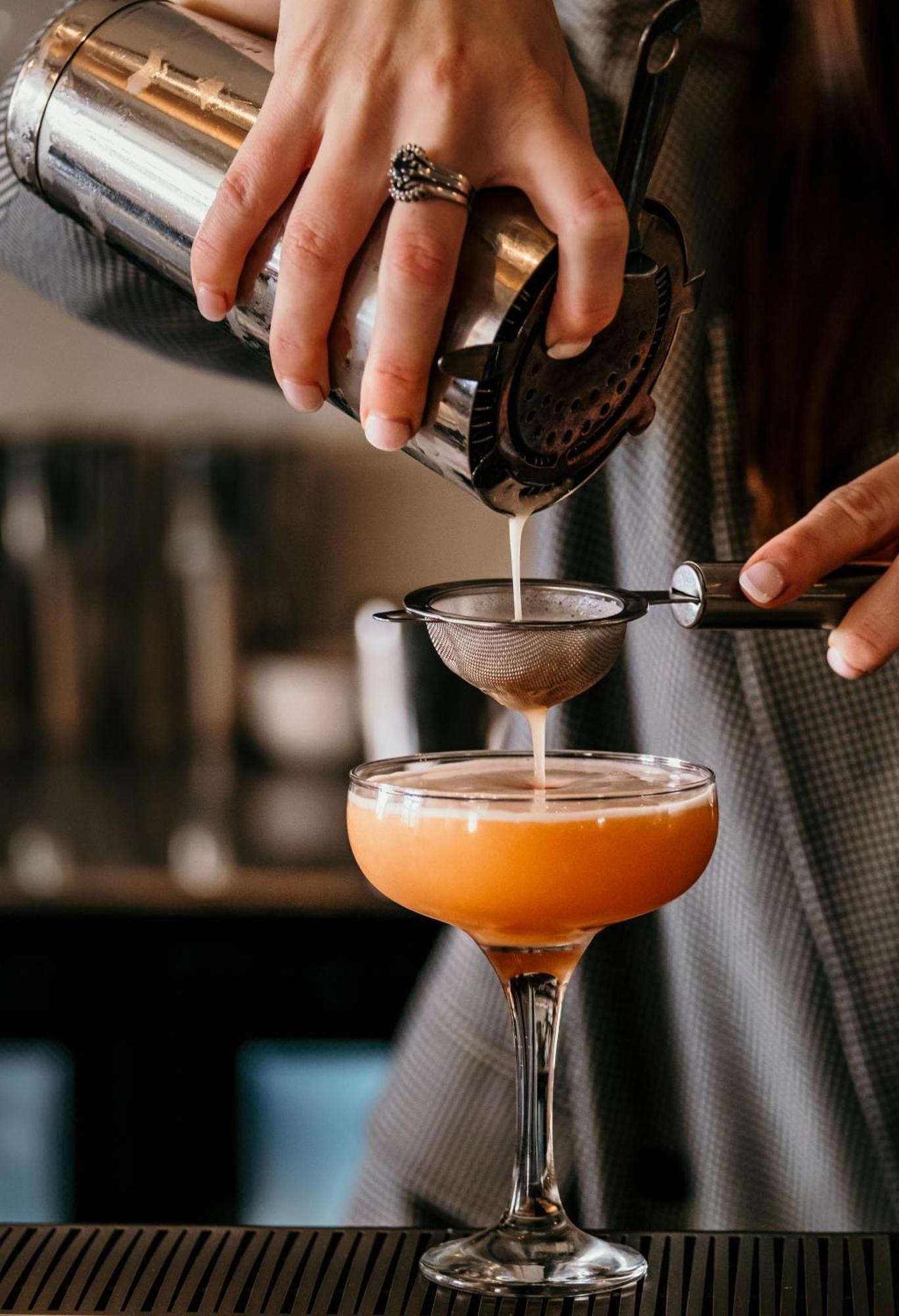 The Oak & Anchor Hotel พอร์ตแฟรี ภายนอก รูปภาพ A cocktail being strained through a fine sieve