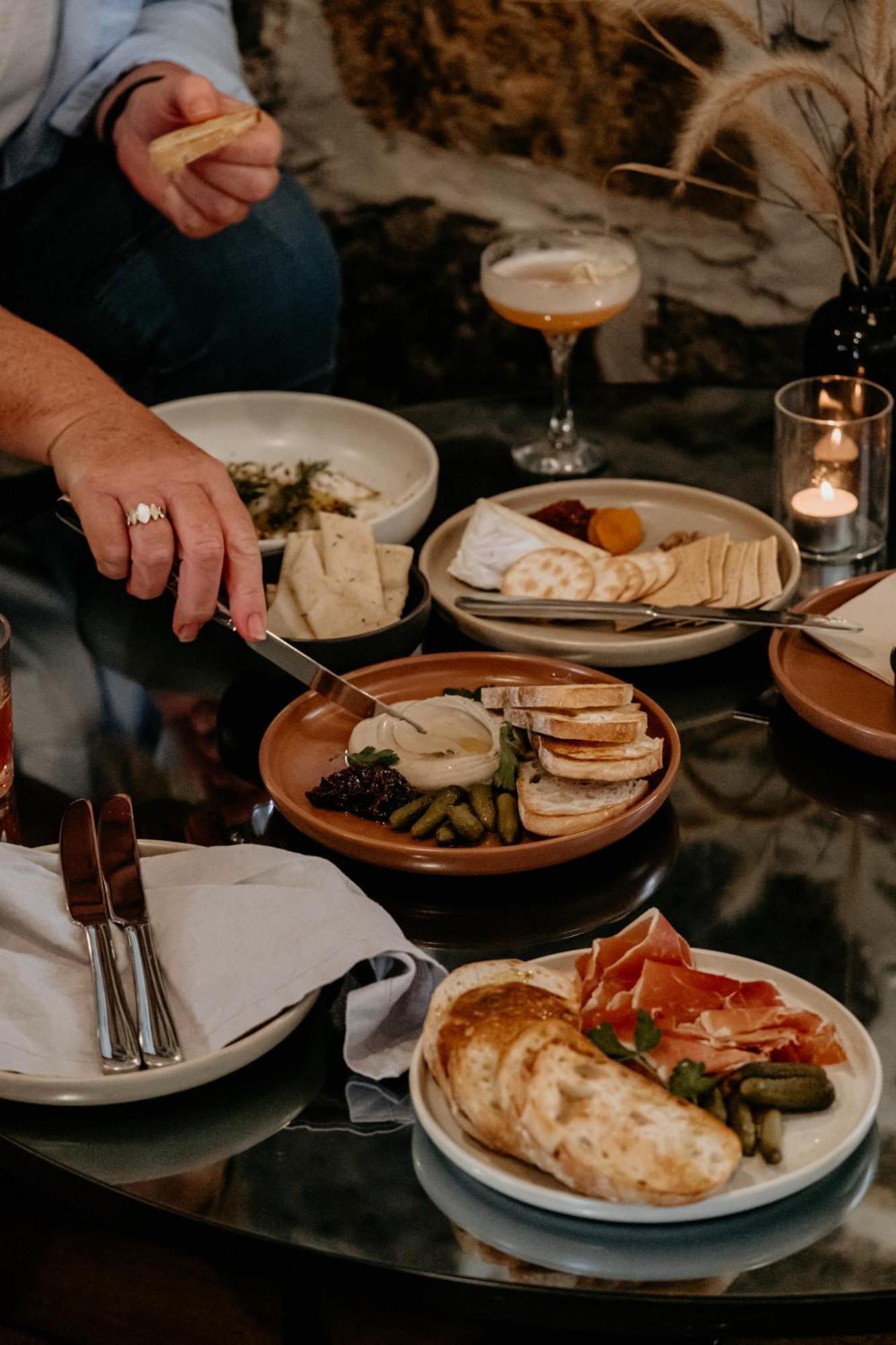 The Oak & Anchor Hotel พอร์ตแฟรี ภายนอก รูปภาพ A cheese board