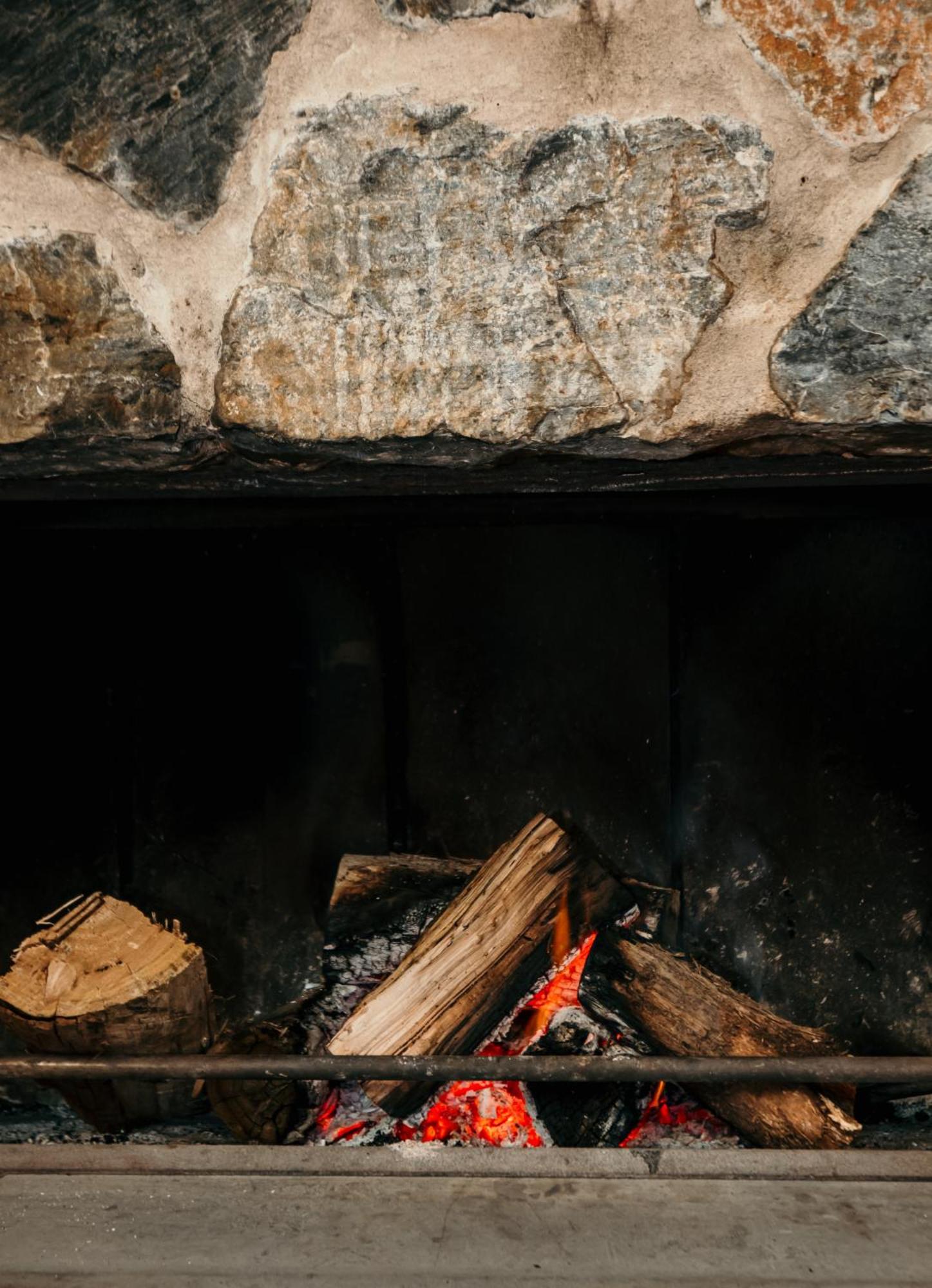 The Oak & Anchor Hotel พอร์ตแฟรี ภายนอก รูปภาพ The interior of a wood-burning fireplace