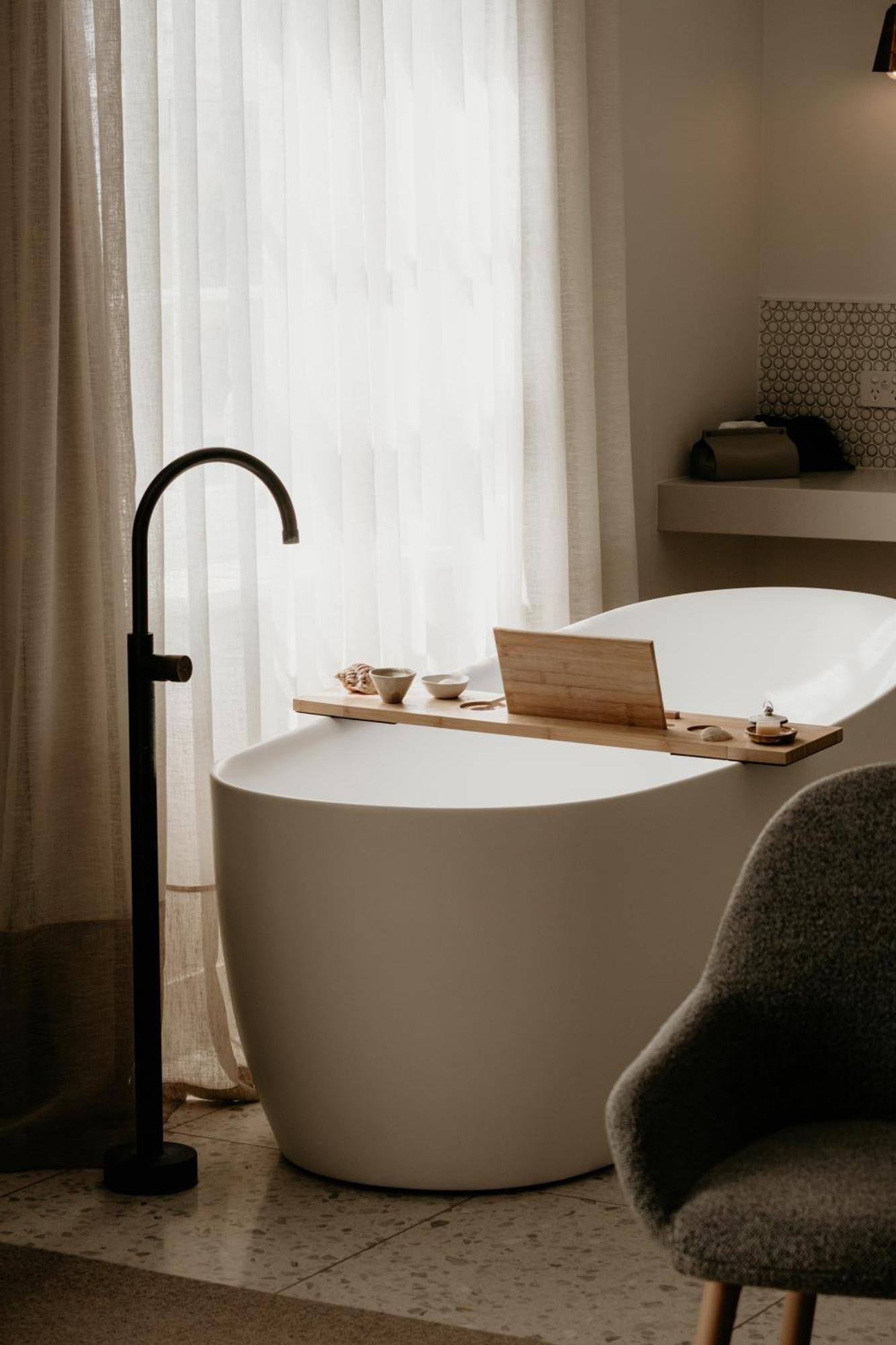 The Oak & Anchor Hotel พอร์ตแฟรี ภายนอก รูปภาพ A freestanding bathtub