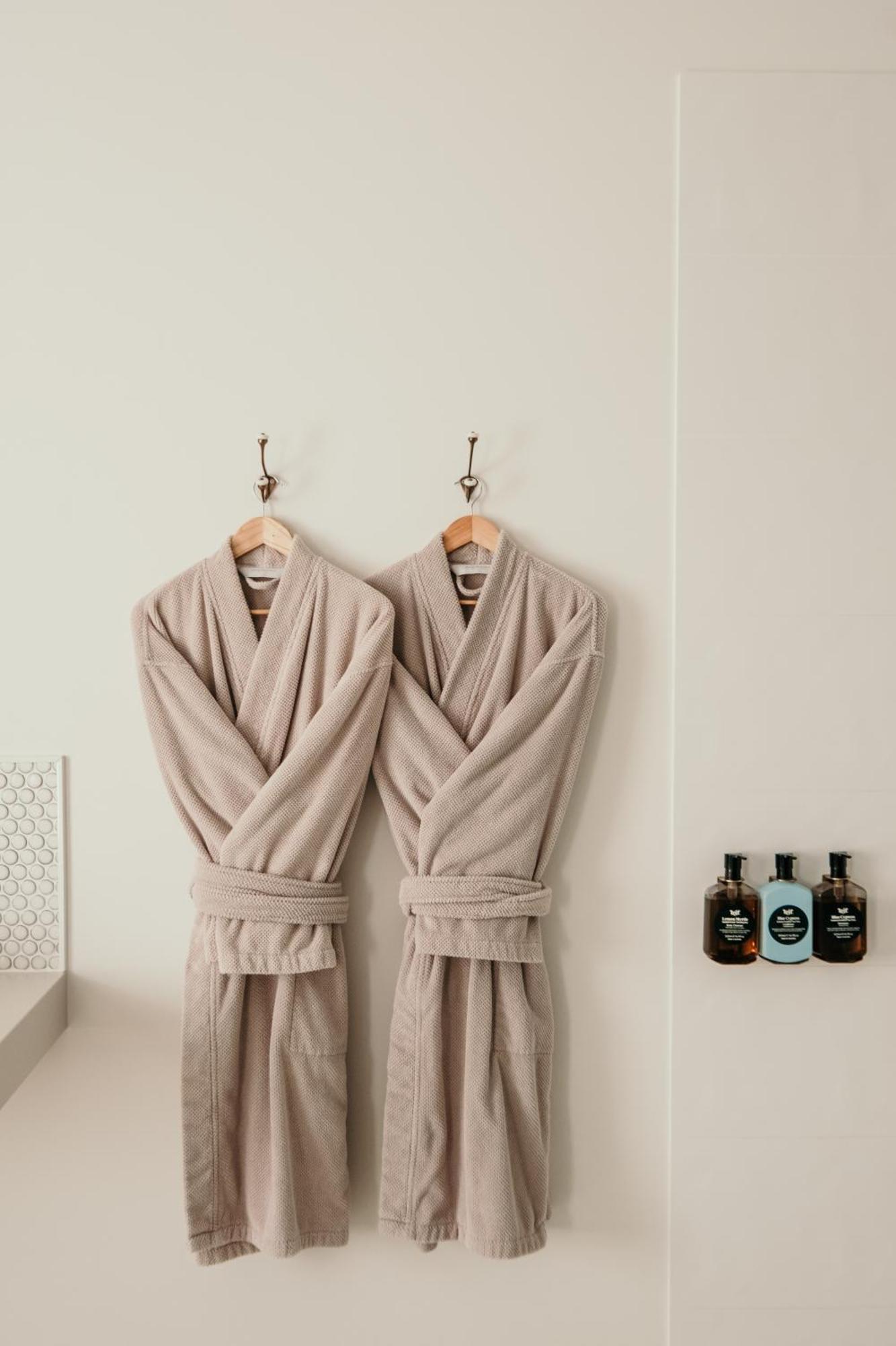 The Oak & Anchor Hotel พอร์ตแฟรี ภายนอก รูปภาพ Two bathrobes hanging on a wall