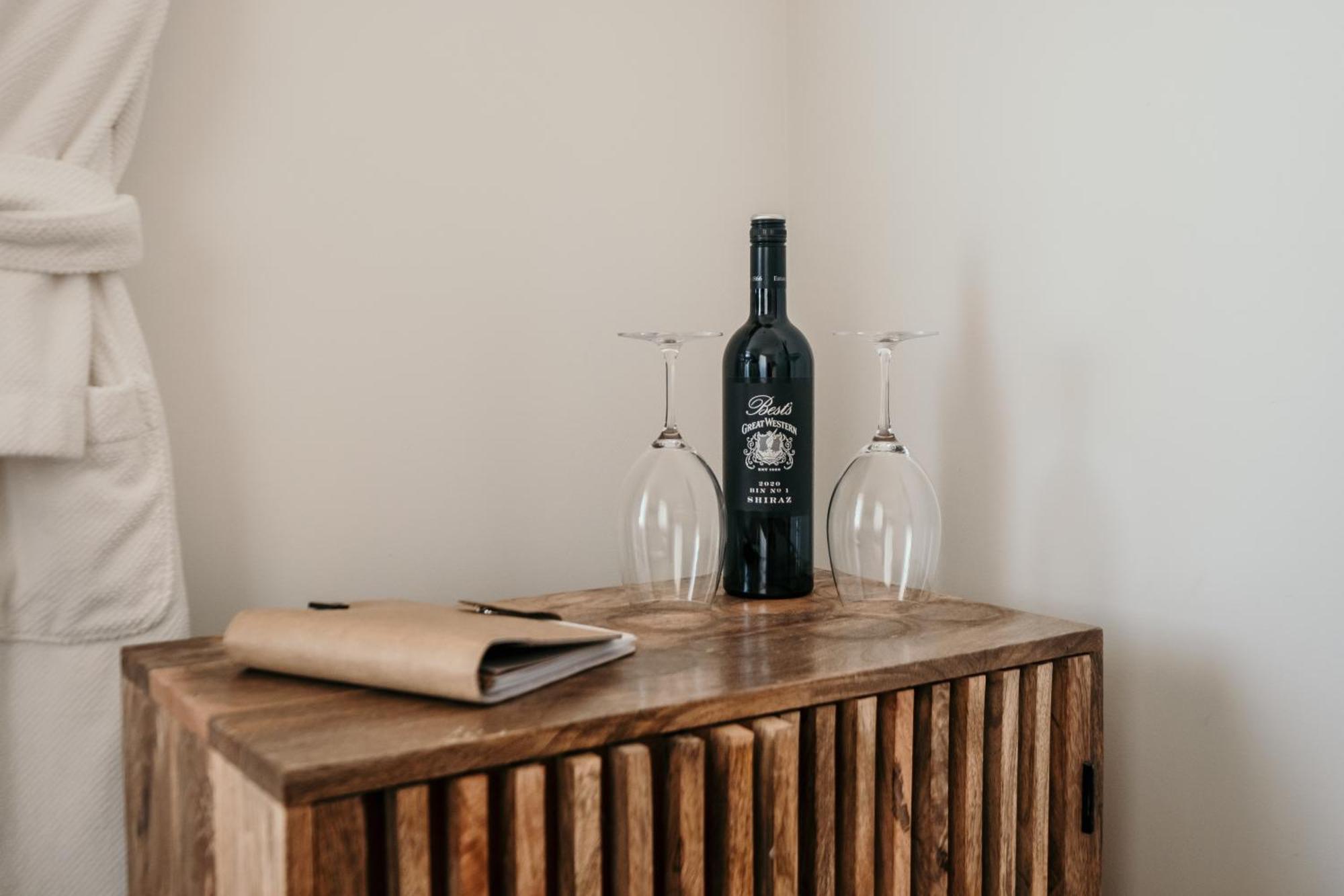 The Oak & Anchor Hotel พอร์ตแฟรี ภายนอก รูปภาพ A bottle of wine