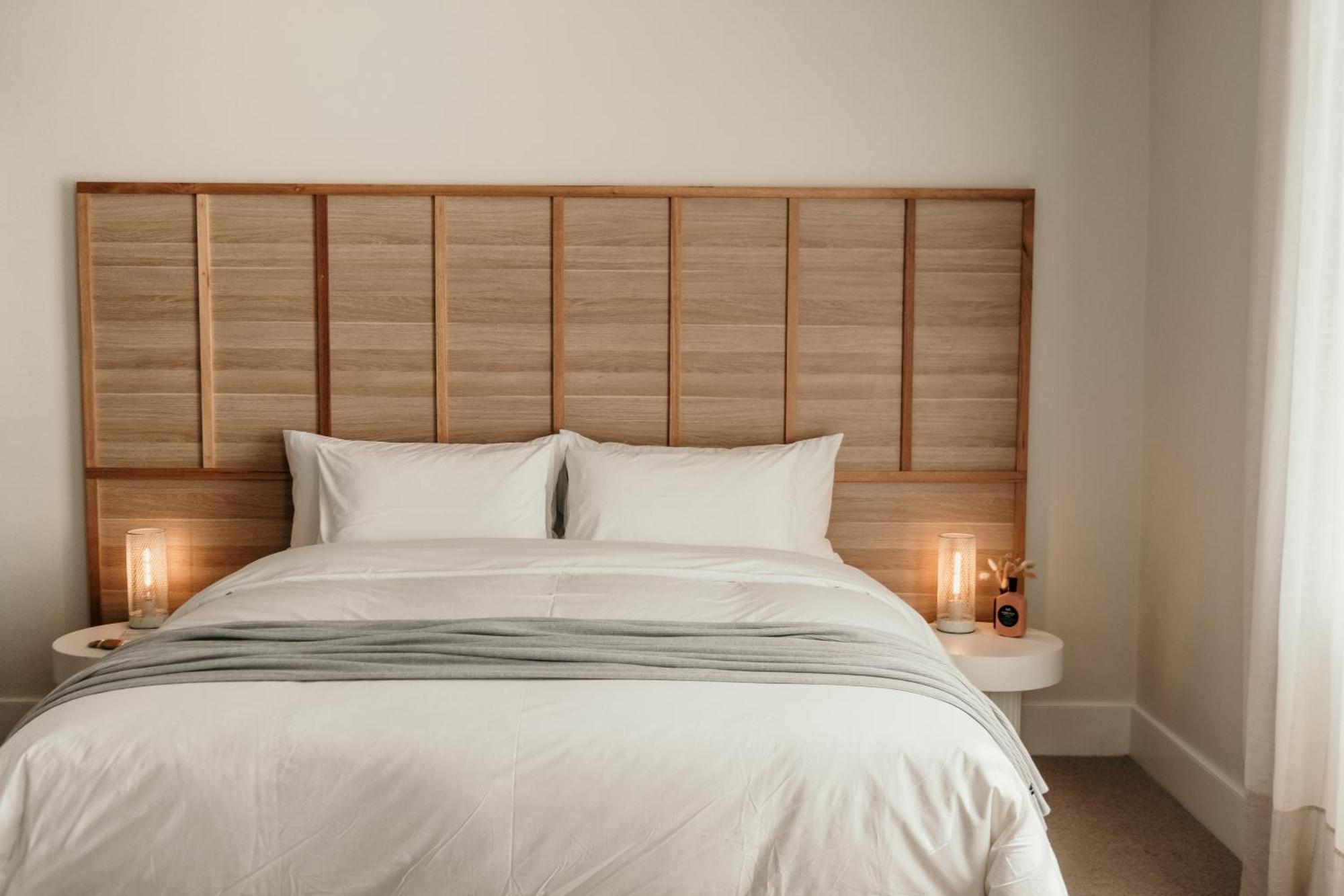 The Oak & Anchor Hotel พอร์ตแฟรี ภายนอก รูปภาพ A bed with a headboard
