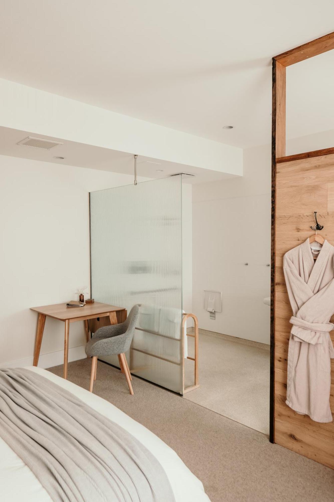 The Oak & Anchor Hotel พอร์ตแฟรี ภายนอก รูปภาพ A shower enclosure