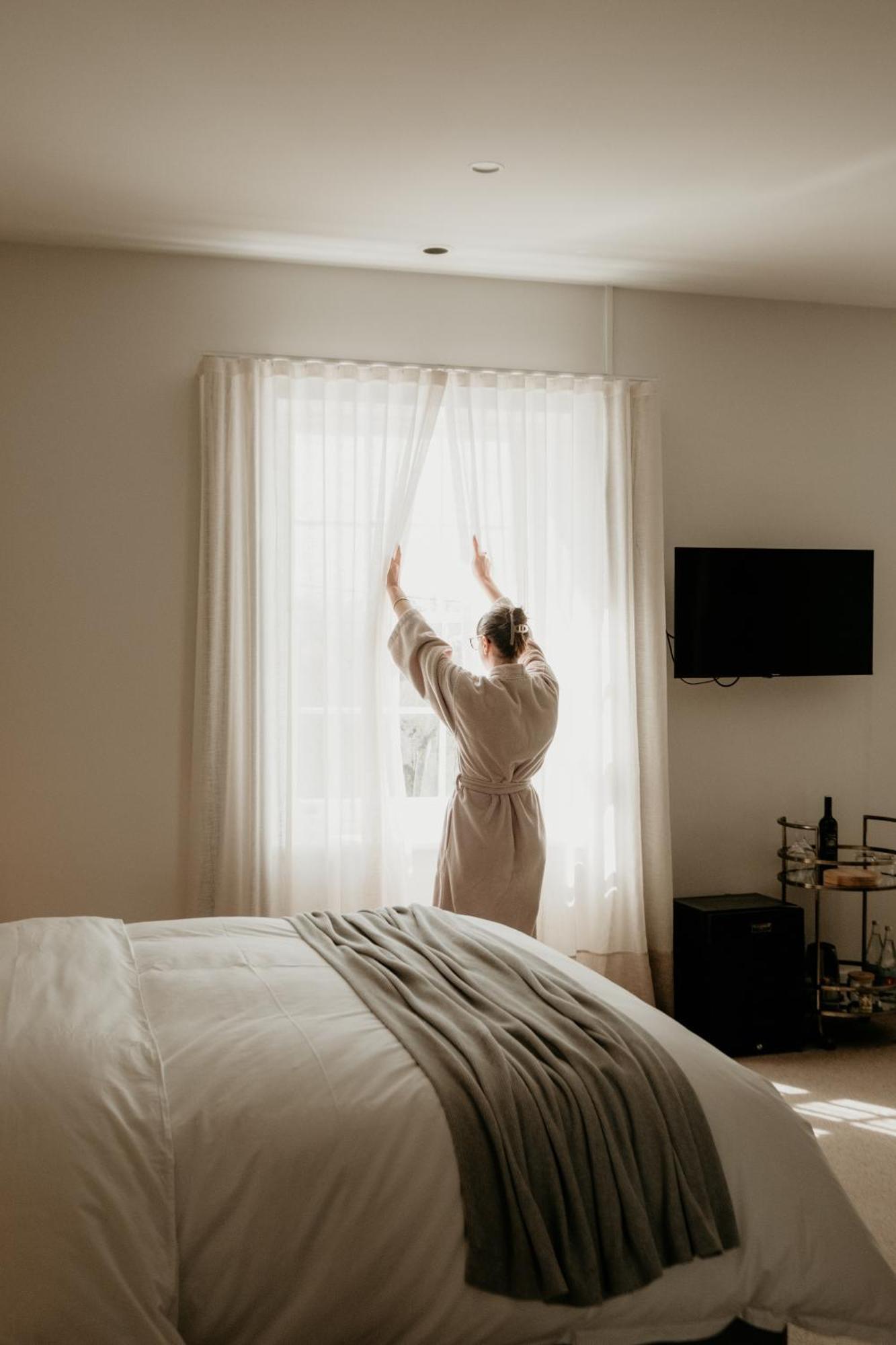 The Oak & Anchor Hotel พอร์ตแฟรี ภายนอก รูปภาพ A woman opening the curtains in the morning