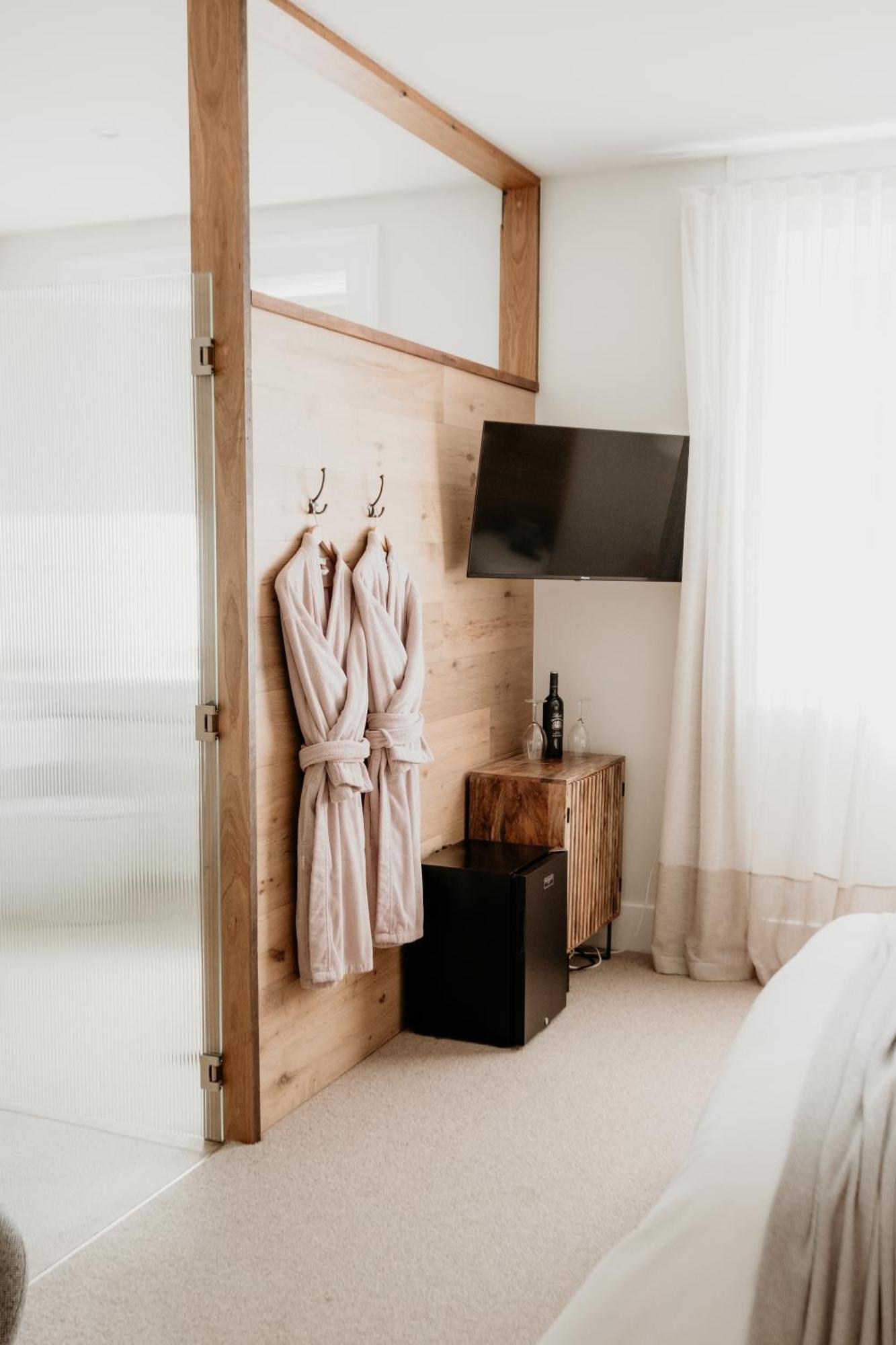 The Oak & Anchor Hotel พอร์ตแฟรี ภายนอก รูปภาพ A bathrobe hanging on a door