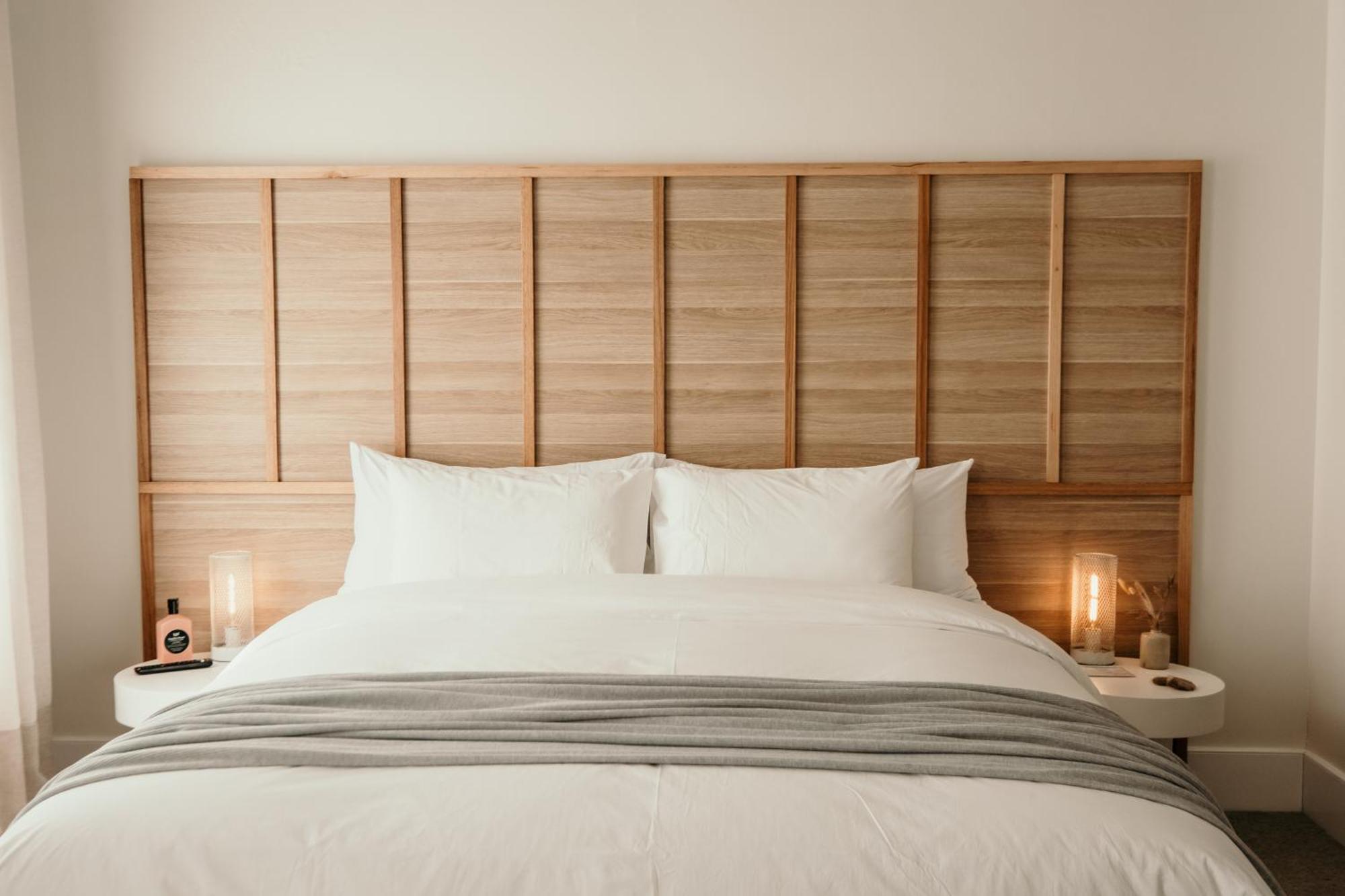 The Oak & Anchor Hotel พอร์ตแฟรี ภายนอก รูปภาพ A bed with a headboard