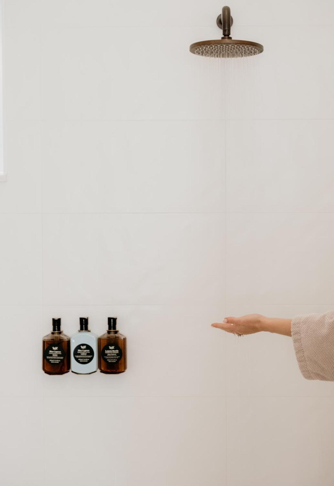 The Oak & Anchor Hotel พอร์ตแฟรี ภายนอก รูปภาพ A hand washing with soap