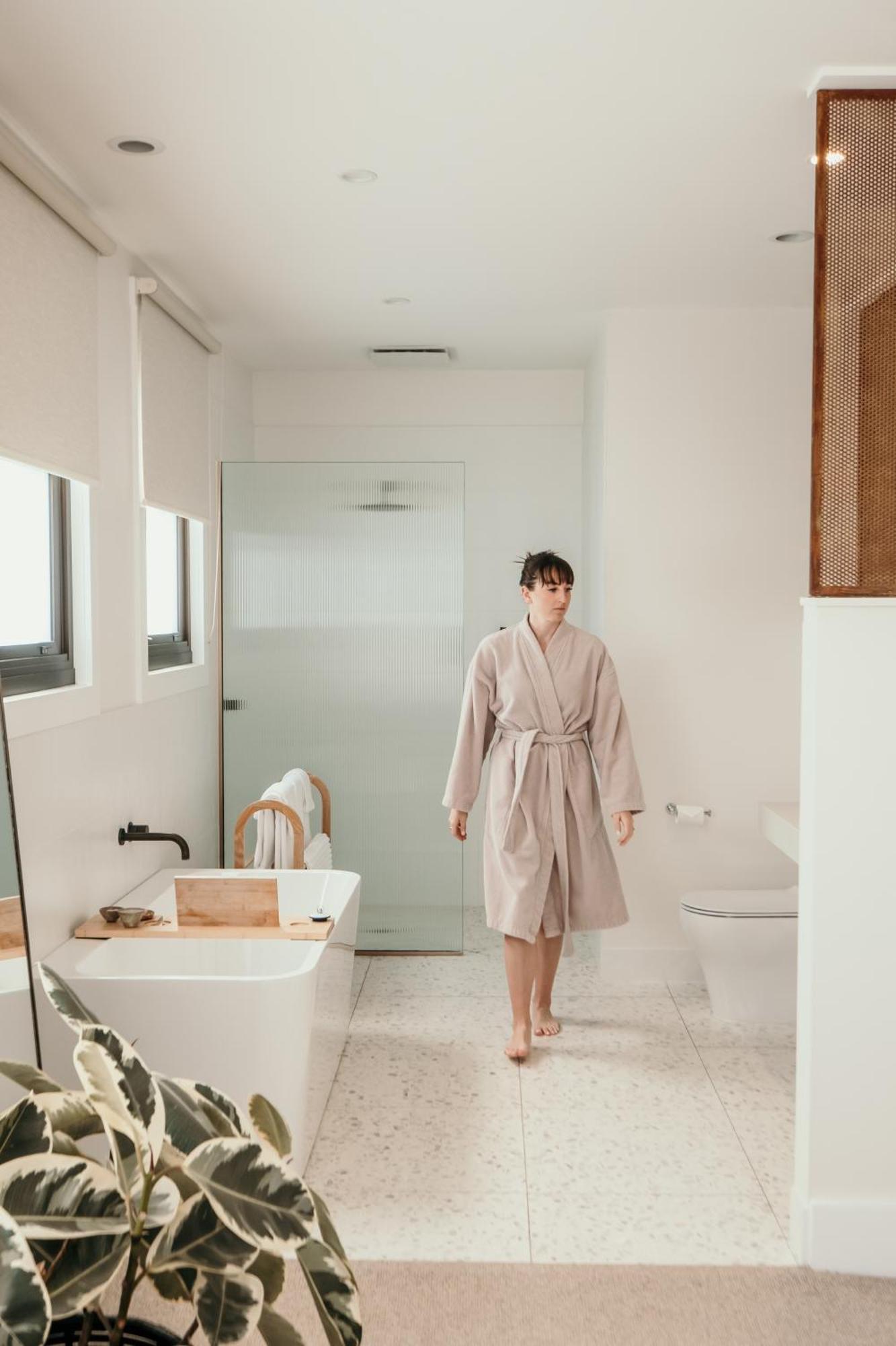 The Oak & Anchor Hotel พอร์ตแฟรี ภายนอก รูปภาพ A woman wearing a bathrobe