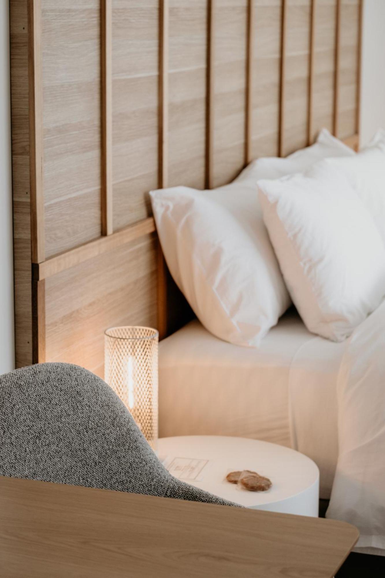 The Oak & Anchor Hotel พอร์ตแฟรี ภายนอก รูปภาพ A bed with two pillows