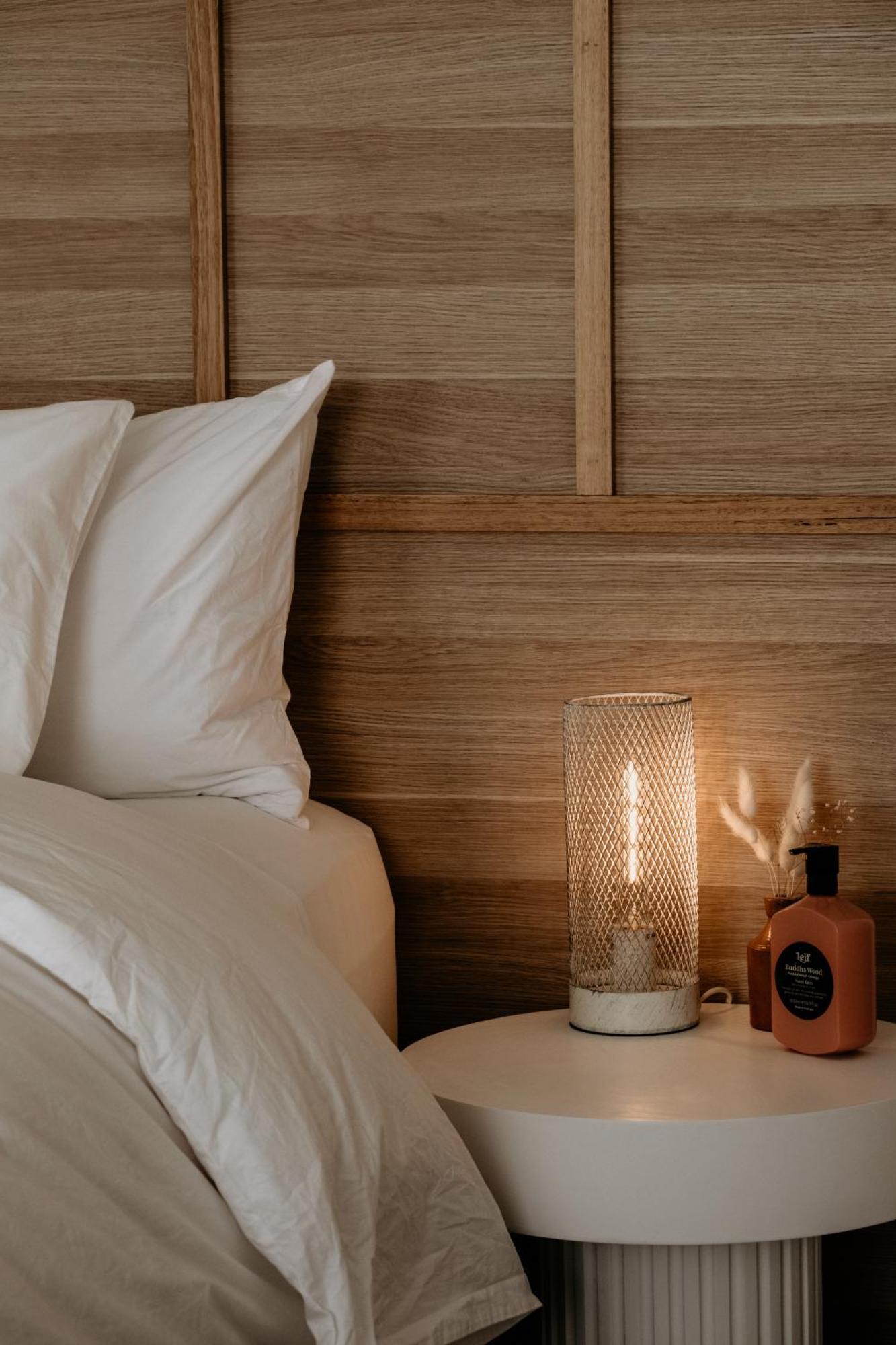 The Oak & Anchor Hotel พอร์ตแฟรี ภายนอก รูปภาพ A lamp on a bedside table
