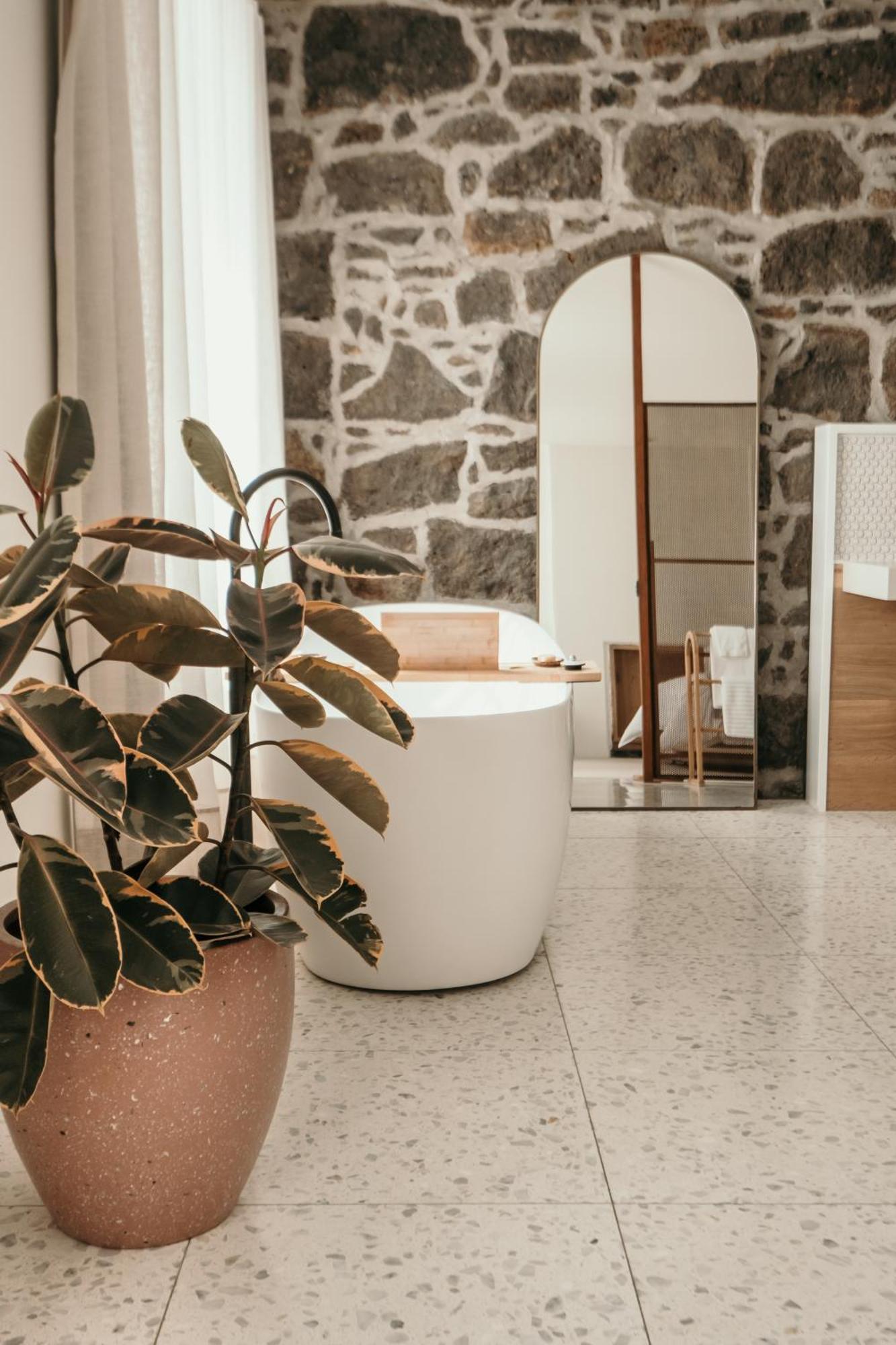 The Oak & Anchor Hotel พอร์ตแฟรี ภายนอก รูปภาพ Bathroom with a freestanding bathtub