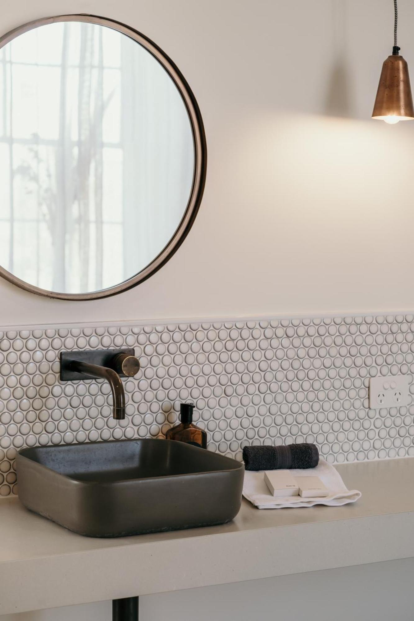 The Oak & Anchor Hotel พอร์ตแฟรี ภายนอก รูปภาพ A bathroom with penny round tiles