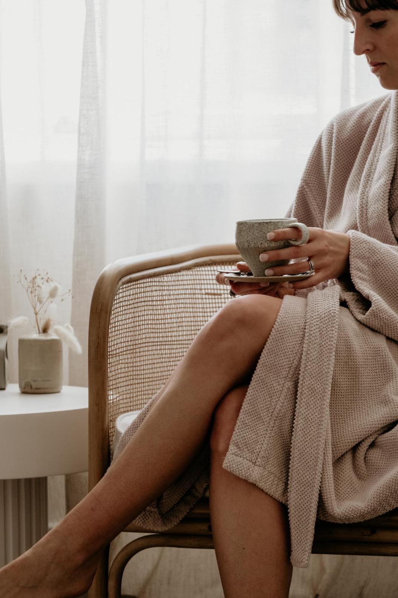 The Oak & Anchor Hotel พอร์ตแฟรี ภายนอก รูปภาพ A woman wearing a bathrobe