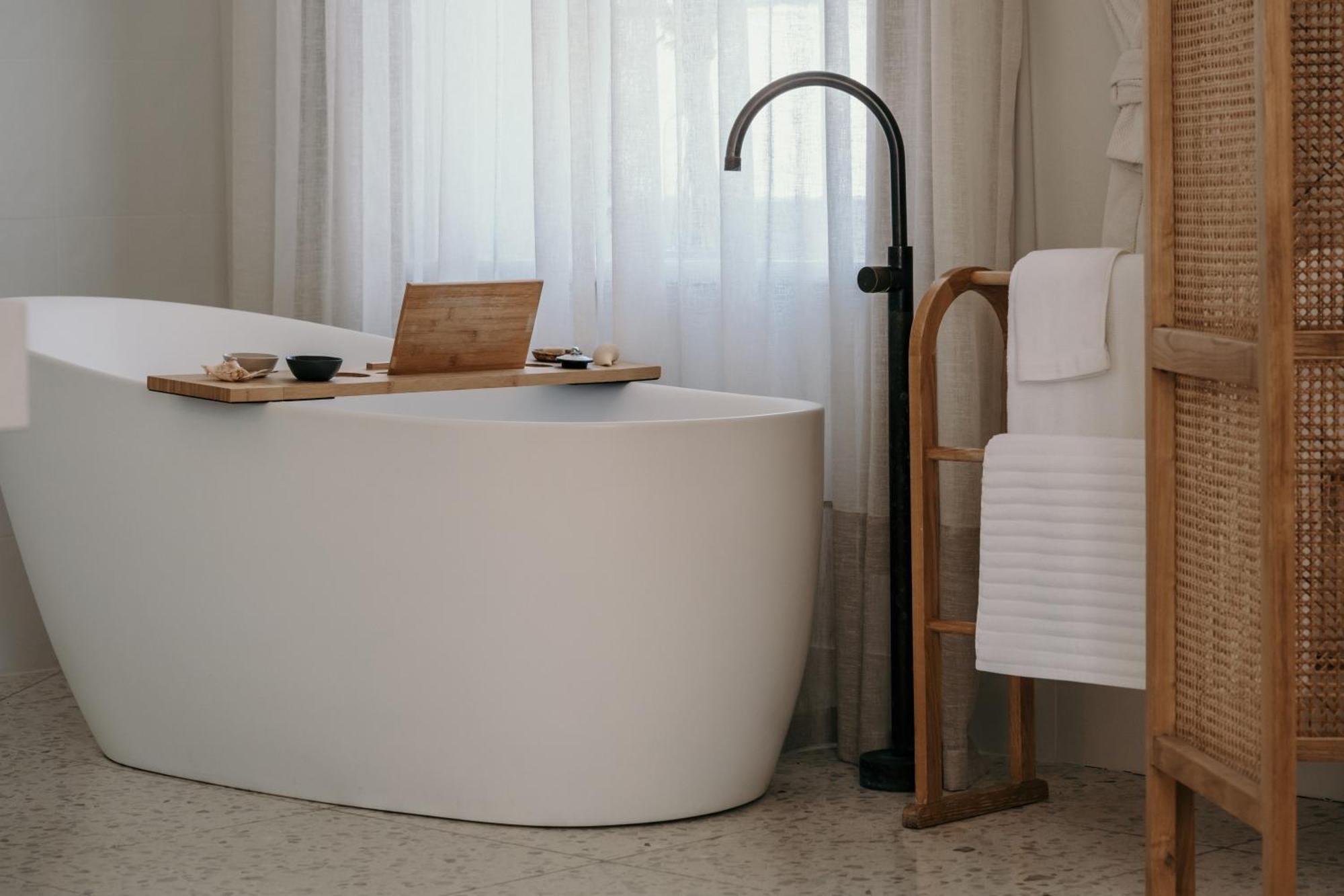 The Oak & Anchor Hotel พอร์ตแฟรี ภายนอก รูปภาพ A freestanding bathtub